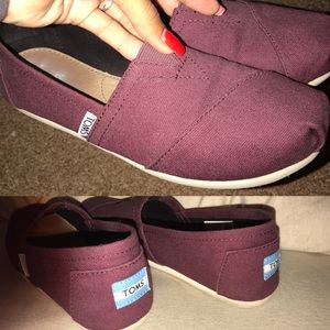 Women’s 6.5 Burgundy Toms!